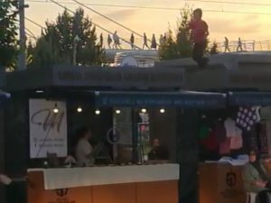 Çatıdan Çatıya Zıplayan Çocuklar Vatandaşları Korkuttu