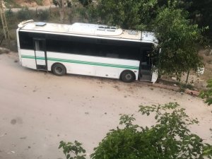 El Freni Çekilmeyen Toplu Taşıma Aracı Mezarlığa Girdi