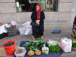 Köylü Kadınlar Hem Üretiyor, Hem De Satıyor