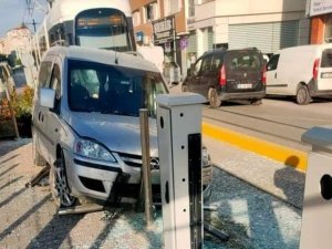 Hafif Ticari Araç Tramvay Durağına Daldı