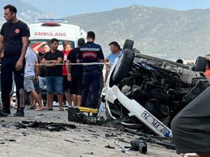 Antalya’da Feci Kaza: Dede İle 2 Yaşındaki Torunu Öldü, 4 Kişi Yaralandı