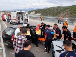 Bariyerlere Çarpan Otomobilde Bulunan 2 Kişi Yaralandı