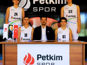 Petkimspor’da 4 Genç Profesyonel Oldu