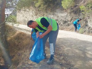 Duyarlı Gençler Doğaya Bilinçsizce Atılan Çöpleri Temizledi