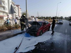 Manavgat’ta Hareket Halindeki Otomobil Yandı