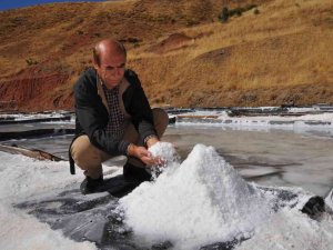 Pülümür’de Geleneksel Yöntemlerle Çıkarılan Kaya Tuzu Büyük Rağbet Görüyor