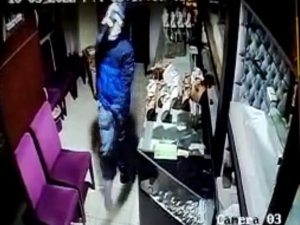İ̇zmir’deki Kuyumcuyu Çaldıkları Motosiklet İle Soymuşlar