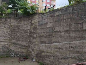 Motosiklet Duvardan Aşağıya Uçtu:1 Yaralı