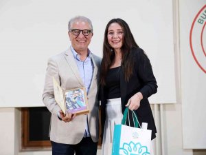 Yekta Kopan Sait Faik’in “İ̇pekli Mendil”ini Okudu