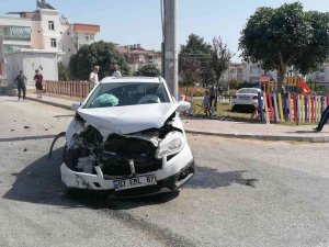 Yaralamalı Trafik Kazasına Karışan Otomobil, Çocuk Parkına Daldı