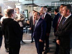 Bakan Varank, Anadolu Üniversitesi Girişimcileri Ve Öğrencileriyle Bir Araya Geldi