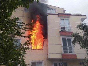 Anne-kızın Yaşadığı Ev Alevlere Teslim Oldu