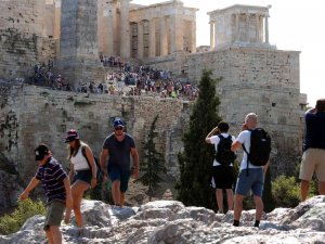 Atina’da Bir Kadın Akropolis’teki Kayalıklardan Düşerek Hayatını Kaybetti