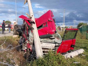 Samsun’da Zincirleme Kazada Tır Elektrik Direğine Çarptı: 1 Yaralı