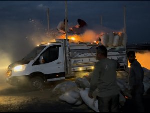 Saman Yüklü Araçta Yangın Çıktı, İşçiler Alevler İçindeki Torbaları Aşağı Attı