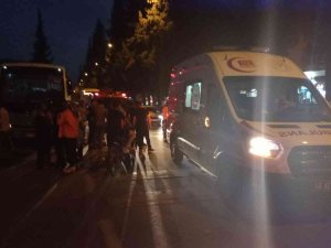 Halk Otobüsün Altında Kaldı, Vatandaşlar Otobüsü Kaldırarak Kurtardı