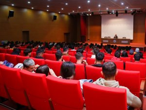 Dönemin İlk Dersini Rektör Türkmen Verdi