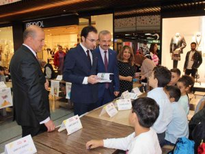 Küçük Yazarlar Kitaplarını İmzaladı