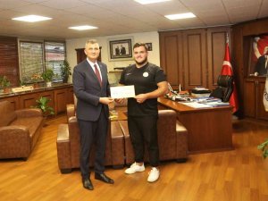 Gölcük’ün Başarılı Pehlivanı Ödüllendirildi