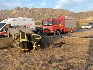 Takla Atan Otomobil Şarampolde Ters Döndü: 2 Yaralı