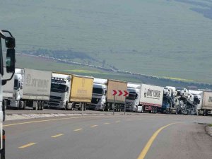 Aktaş’ta 7 Kilometrelik Tır Kuyruğu Oluştu