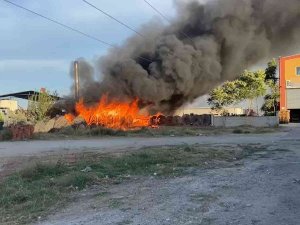 Fabrikanın Bahçesinde Depolanan Ahşap Malzemeler Kül Oldu