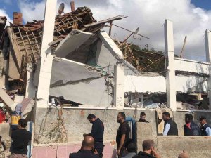 Patlamada Yıkılan Evin Enkazından 4 Kişi Sağ Çıkartıldı