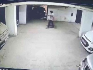 Hırsız, Motosiklet Sahibi Tarafından Yakalanınca Bıçak Çekti O Anlar Kameraya Yansıdı