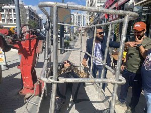 Klip Çekimi İçin Çıktığı Vinçte Korkudan Bayıldı