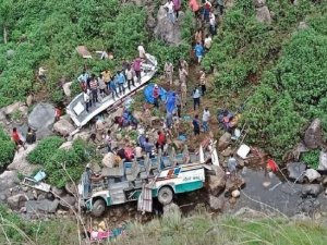 Hindistan’da Otobüs Uçuruma Yuvarlandı: 32 Ölü
