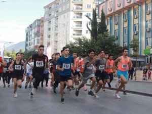 Genç Atletler Aynı Anda Koştu
