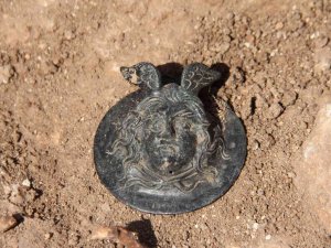 Perre’deki Kazılarda Medusa Kabartmalı Madalya Bulundu