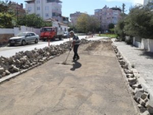 Burhaniye’de Yol Yapım Çalışmaları Aralıksız Devam Ediyor