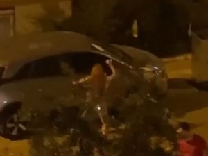 Genç Kadın Çılgına Döndü, Taşla Otomobile Saldırdı