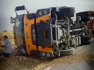 Asfalt Yüklü Kamyon Devrildi: 1 Yaralı