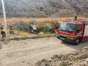 Dere Yatağına Uçan Otomobildeki Anne Ve Kızı Yaralandı