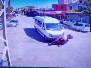 Minibüsün Motosikletliye Çarptığı An Kamerada