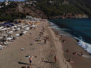 Ekim Ayında Sıcaklığın 32 Derece Olduğu İlçede Serinlemek İsteyenler Denize Girdi