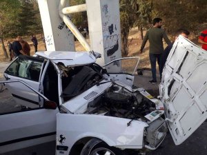 Kontrolden Çıkan Otomobil Üst Geçit Direğine Çarptı: 2 Yaralı