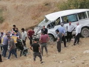 İ̇nşaat İşçilerini Taşıyan Midibüs Uçuruma Yuvarlandı: 6 Yaralı