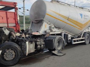D-650’de Feci Kaza: Tırın Kupası Bir Yana Motoru Bir Yana Savruldu
