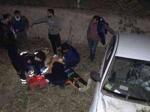 Alkollü Sürücü Otomobiliyle Dereye Uçtu: 2 Yaralı