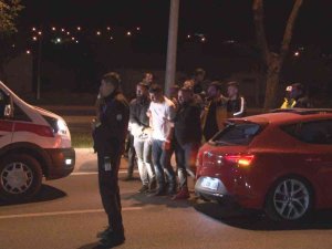 Trafikte Kardeş Kurşunu: Kardeşi Tarafından Otomobilin İçerisinde Vurulan Şahıs Yaralandı