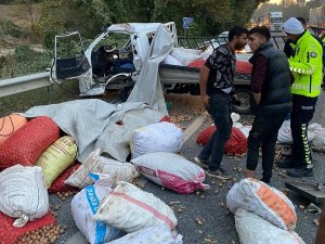 Tır İle Ceviz Yüklü Kamyonet Çarpıştı: 3 Yaralı