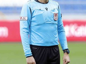 Ümraniyespor-kayserispor Karşılaşmasını Burak Şeker Yönetecek