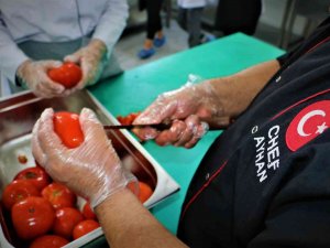 Diyarbakır’da Taşımalı Eğitim Gören Öğrencilerin Yemeği Meslek Liselilerden