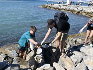Avrupalı Öğrencilerden Kuşadası’nda Çevre Temizliği