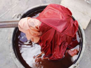 Asırlar Önce Formülü Yasaklanan "Edirne Kırmızısı" Kıyafetlerle Buluşuyor