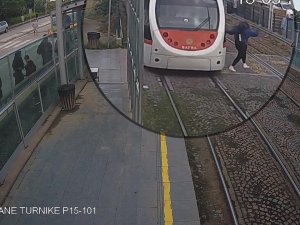 Vatmanın Yaptığı Ani Fren Genç Kızın Hayatını Kurtardı