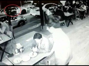 Bursa’da Otomobilin Kapısını Bir Anda Açtı, Motokurye Çarparak Böyle Kaza Çarptı